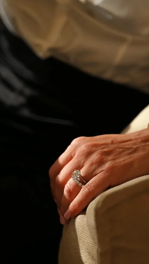 Close up of a woman's hand wearing a large diamond engagement ring and matc.. Video stock 338029633
