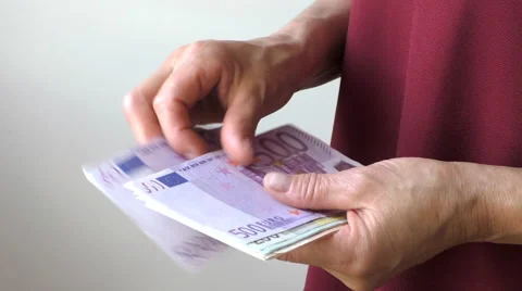 Close up of woman's hands counting euro banknotes 库存影片 67601031