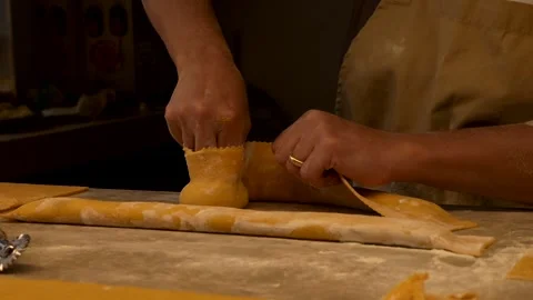 Close up Woman's hands make the Pappardelle. 库存影片 317530144