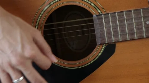 Close up woman's hands playing guitar in studio. 스톡 동영상 135590405