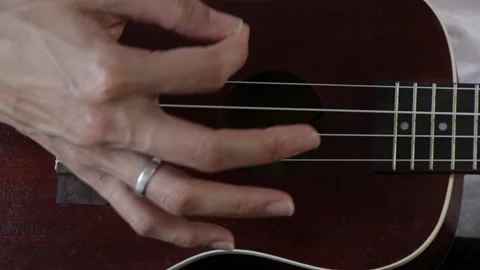 Close up woman's hands playing ukulele in studio. 스톡 동영상 135590494