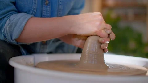 Close up of woman’s hands in pottery studio shaping clay on pottery wheel 库存影片 221949788