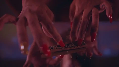 Close-up of a woman’s hands rolling marijuana in cigar paper Vídeo Stock 119090790