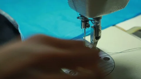 Close-up of woman's hands sewing an overlock at sewing machine. Vídeos de archivo 90804123