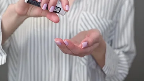 A close-up of a woman's hands taking a pill and showing it on her palm 스톡 동영상 337556385