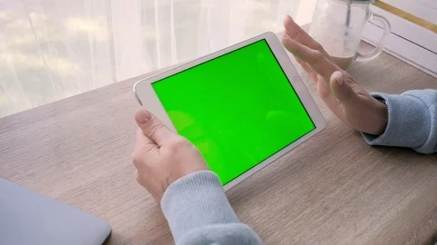 Close-up of a woman’s hands touching and scrolling tablet pc. 库存影片 93298668
