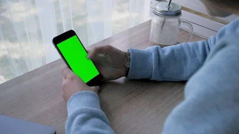 Close-up of a woman’s hands touching and scrolling smartphone. 库存影片 93298669