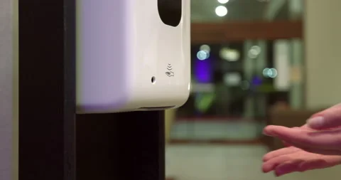 Close up woman's hands using the hand sanitizer to prevent the COVID infection Stockbeeldmateriaal 138072248