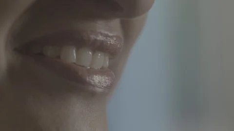 Close up of woman's lips while she's talking Vídeo Stock 90613718