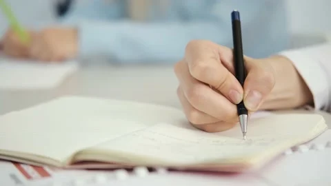 . close-up. women write down data in a diary. pen and hands close up Vidéo 220062172