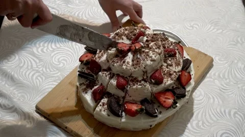 Close-up of women's hands cutting a beautiful homemade strawberry cake into 스톡 동영상 166209119