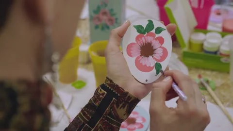 Close-up of women's hands making an Easter gift 스톡 동영상 166527384