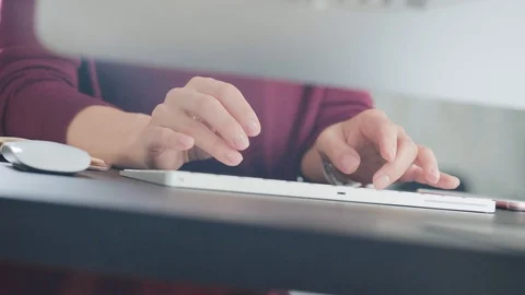 Close-up: women's hands quickly typing on the keyboard of the computer 스톡 동영상 91007383