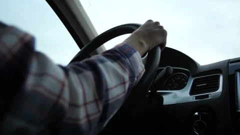 Close-up. Women's hands twist the steering wheel of the car. Machine in motion Stock-Footage 103582964