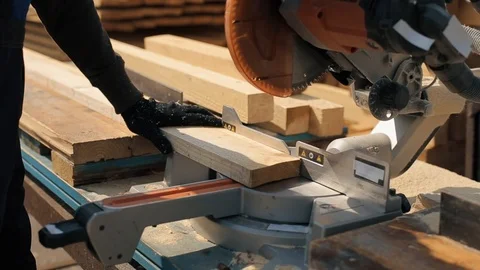 Close up of wood cutting machine cuts plank. Worker cuts wooden boards. 库存影片 112183325