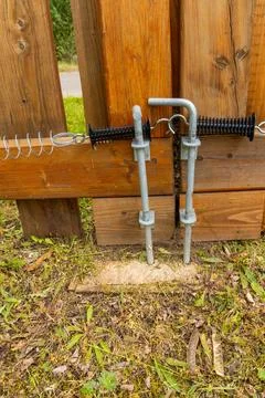 Close-Up of Wooden Gate Spring Latch and Metal Hardware Stock-Fotos