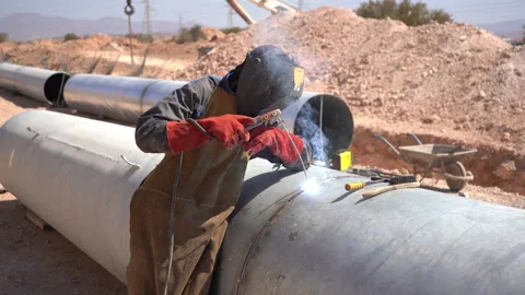 Close-Up of Worker Arc Welding Metal Pipeline (With Audio) Vídeos de archivo 334950747