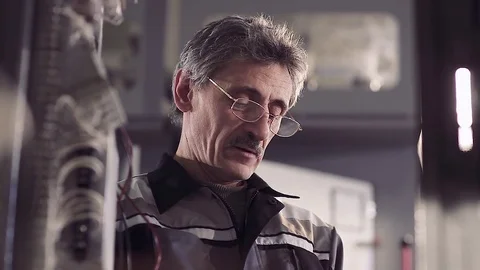 Close-up of worker calling up his colleague to talk. 库存影片 77105839