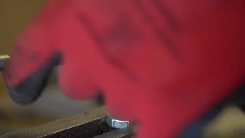 Close up worker cuts the damaged thread of a bolt clamped in a vise. Steel cutti Vídeos de archivo 231168313