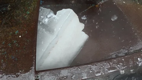 Close-Up of Worker Placing Ice by Hand on an Ice Crushing Machine Vidéo 343154954