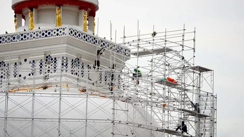 Close up of the workers group are restored. Repair of the old pagoda. Видео 77200511