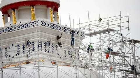 Close up of the workers group are restored. Repair of the old pagoda. Vídeos de archivo 77200844