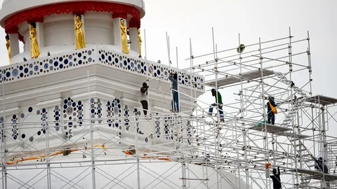 Close up of the workers group are restored. Repair of the old pagoda. Vídeos de archivo 77201088