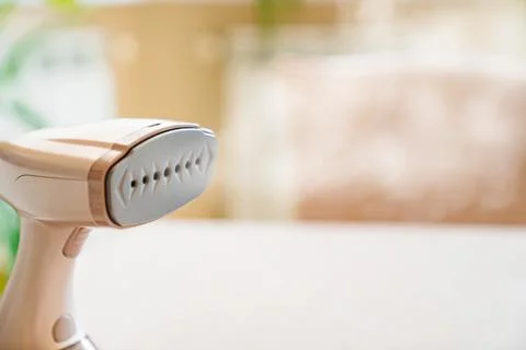 Close up. Working portable hand steamer for clothes. steam for ironing clothes. Foto stock