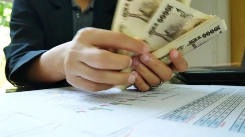 Close - up working woman  hand count money with  financial report in bussin.. Stockbeeldmateriaal 76246442