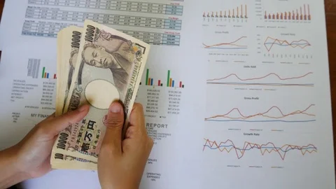 Close - up working woman  hand count money with  financial report in bussin.. Видео 76246468