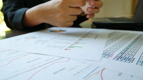 Close - up working woman  hand count money with  financial report in bussin.. Vidéo 76246549
