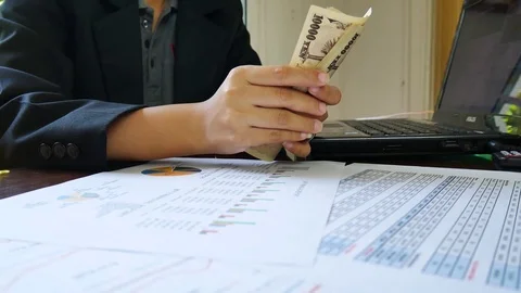 Close - up working woman  hand count money with  financial report in bussin.. Vídeos de archivo 76246567