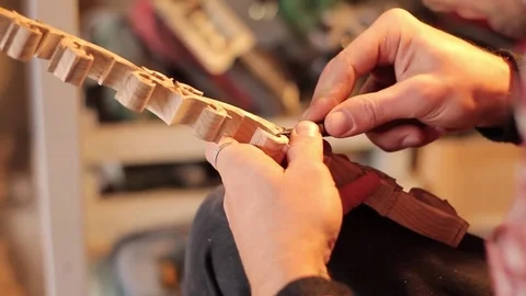 Close up of working wood carver 库存影片 85015088
