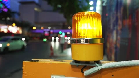 Close-up of a yellow flashing warning beacon mounted on a construction barrier Vidéo 310164137
