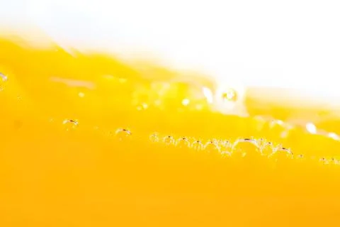 Close-up of yellow liquid with bubbles and foam Stockfoto's