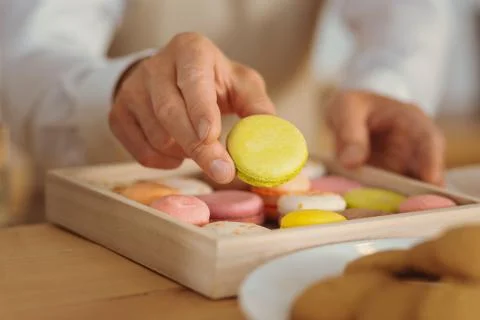 Close up of a yellow macaroon Foto stock