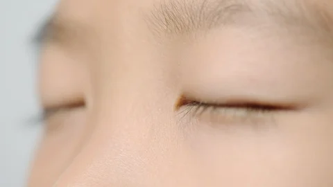 Close up young boy eyes opening Vidéo 97355223