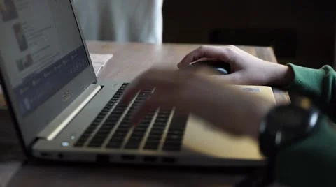Close up of Young Boy Typing On Keyboard Vídeos de archivo 48267481