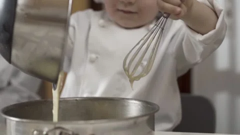 Close-up of young chef hands transfer the batter to the cake tin. Sponge cake Video stock 170320577