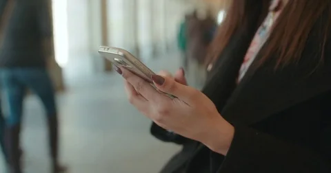 Close up of young female hands using phone, outdoors. Vídeo Stock 73909758