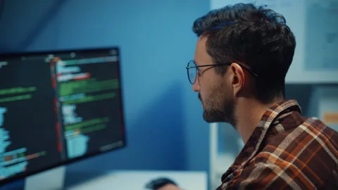 Close up young Male programmer hands typing on keyboard in office at night. Vidéo 344047747