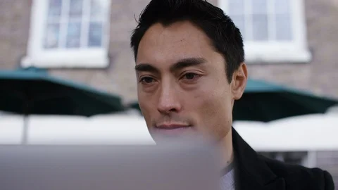 Close up of young male using his laptop outdoors Video stock 85589083