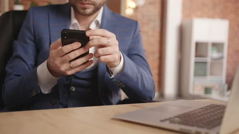 Close-up: a young man doing something in a smartphone Stockbeeldmateriaal 191882616