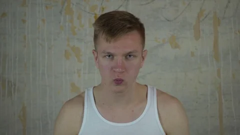 Close up of young man eats potato chips. Видео 83149405