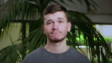 Close-up of a young man with pimples on his face. The guy is sad. Problematic Vídeo Stock 195012673