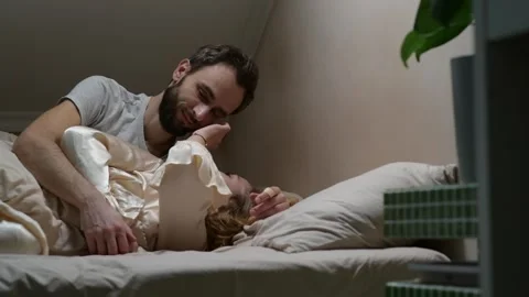 Close up of a young married couple lying in bed in the morning. 库存影片 329939838