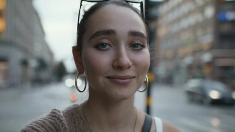 Close up of young smiling woman at an intersection Stockbeeldmateriaal 117219313