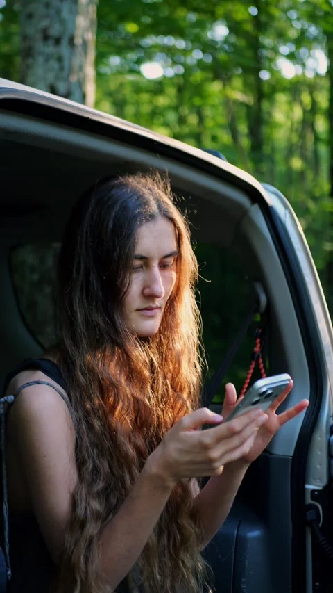 Close-up of a young traveler using a smartphone in an... 库存影片 340290999