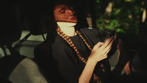 Close-up of young woman using smartphone inside a parked... Vídeos de archivo 341613054