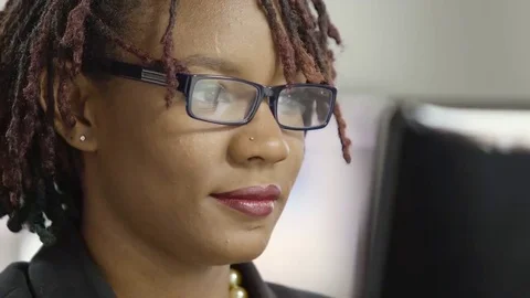 Close up of a young woman's face looking at a computer screen Vídeo Stock 69293677